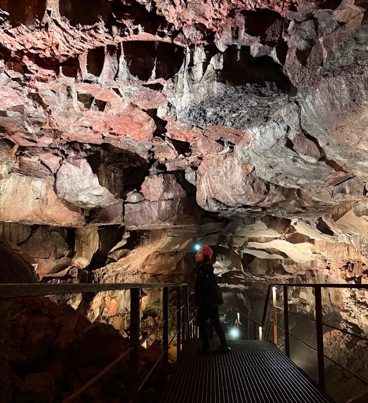 Reykjavík: Evening Lava Tunnel and Northern Lights Hunt